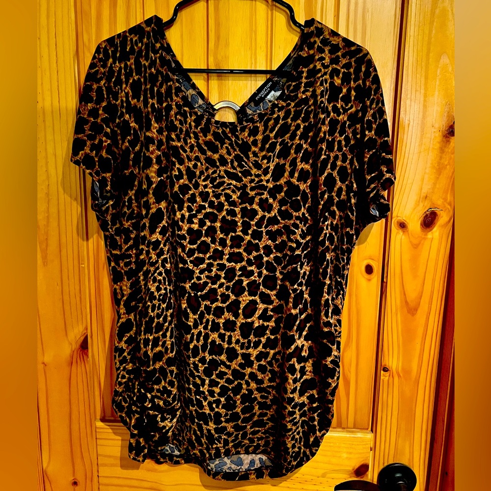 Perception women leopard print top 1x
Chrome ring back of top
